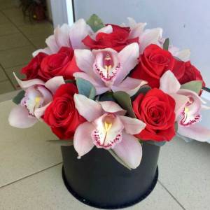 Орхидеи и красные розы в коробке R794