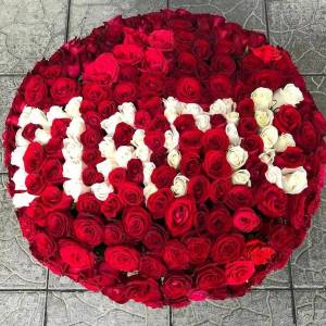 Корзина цветов, 201 красная роза со словом «маме» R2103